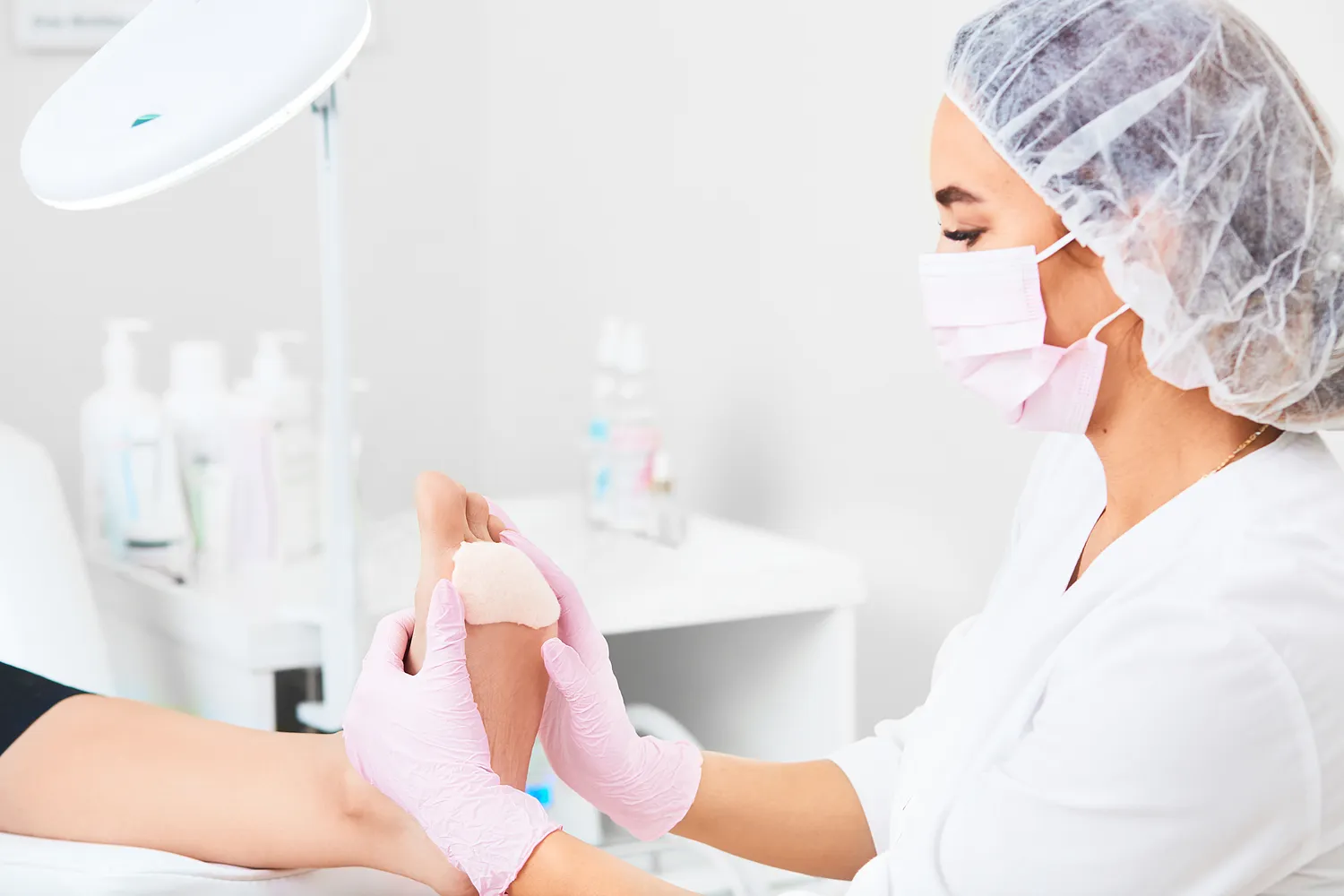 Pedicure leczniczy - czym jest i co warto wiedzieć na jego temat?
